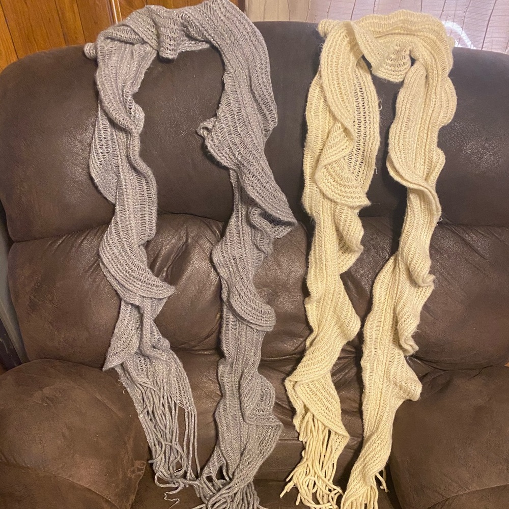 Set of light knit scarves